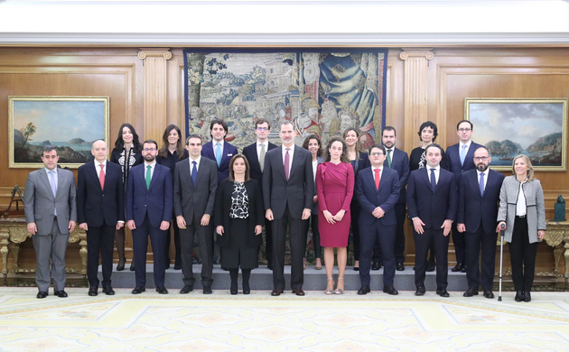 Su Majestad el Rey junto a las últimas promociones de los Cuerpos Superiores de Letrados y de Auditores del Tribunal de Cuentas y su secretaria genera