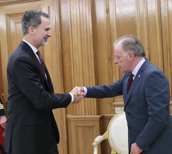 Su Majestad el Rey recibe el saludo del presidente de la Confederación Española de Cascos Históricos (COCAHI), Jose Manuel Bello Rey