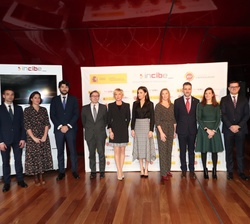 Su Majestad la Reina junto a los responsables del “Día de Internet Segura”