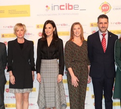 Su Majestad la Reina junto a los responsables del “Día de Internet Segura”