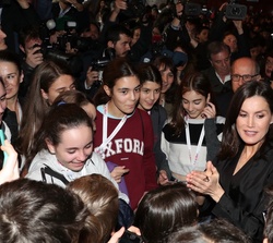 Doña Letizia con los jóvenes asistentes al evento
