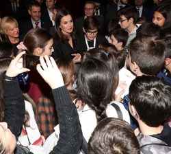 Doña Letizia conversa con los jóvenes asistentes al evento