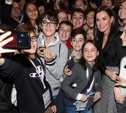 La Reina con los jóvenes asistentes al evento