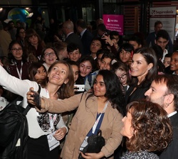 La Reina durante el encuentro con los jóvenes asistentes al evento