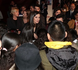 La Reina durante el encuentro con los jóvenes