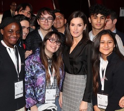 Doña Letizia con los jóvenes asistentes al evento