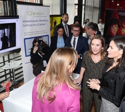 Doña Letizia conversa con los expositores durante el recorrido