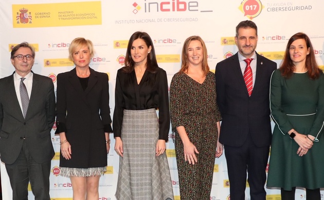 Su Majestad la Reina junto a los responsables del “Día de Internet Segura”