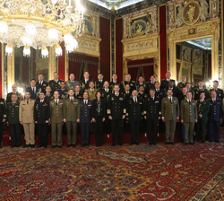 Su Majestad el Rey junto a los agregados de Defensa, Militares, Navales, Aéreos y de Armamento acreditados en España y a una comisión de representante