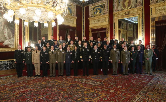 Su Majestad el Rey junto a los agregados de Defensa, Militares, Navales, Aéreos y de Armamento acreditados en España y a una comisión de representante