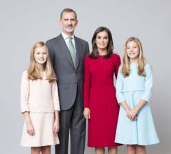 Fotografía de Sus Majestades los Reyes y Sus Altezas Reales la Princesa de Asturias y la Infanta Doña Sofía (Estela de Castro) 