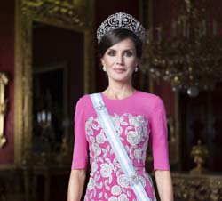 Fotografía oficial de Su Majestad la Reina de gala (Estela de Castro) 
