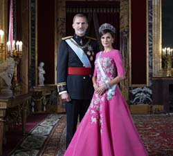 Fotografía oficial de Sus Majestades los Reyes de gala (Estela de Castro) 