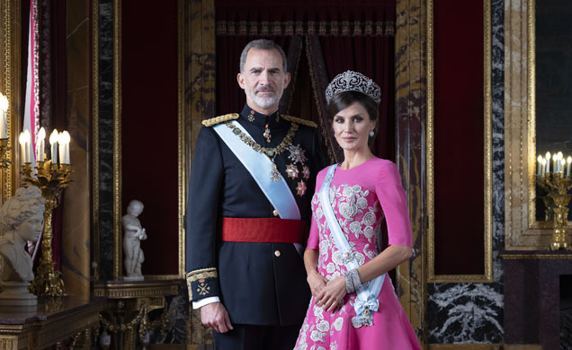 Fotografía oficial de Sus Majestades los Reyes de gala (Estela de Castro) 
