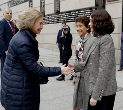 Su Majestad la Reina Doña Sofía recibe el saludo de la presidenta de la Comunidad de Madrid, Isabel Díaz Ayuso, en presencia de la presidenta de la Fu
