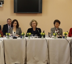 Doña Sofía, acompañada de la presidenta de la Comunidad de Madrid y de la directora de la Escuela Superior de Música Reina Sofía durante la reunión de