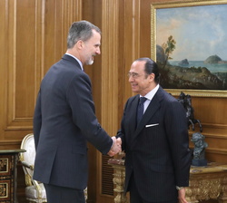 Su Majestad el Rey recibe el saludo del presidente de International Airlines Group (IAG), Antonio Vázquez