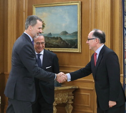 Su Majestad el Rey recibe el saludo del presidente de Iberia, Luis Gallego