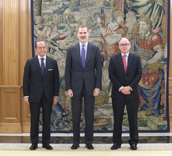Su Majestad el Rey junto al presidente de International Airlines Group (IAG), Antonio Vázquez y al presidente de Iberia, Luis Gallego