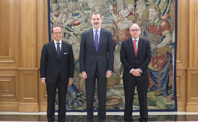 Su Majestad el Rey junto al presidente de International Airlines Group (IAG), Antonio Vázquez y al presidente de Iberia, Luis Gallego