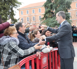 Su Majestad el Rey recibe el saludo de los vecinos de Alcalá de Henares que le esperaban a la salida del Paraninfo de la Universidad de Alcalá