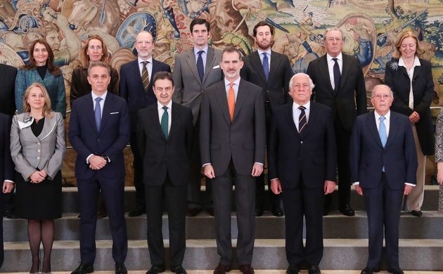 Su Majestad el Rey junto al Consejo de la Diputación de la Grandeza de España y Títulos del Reino