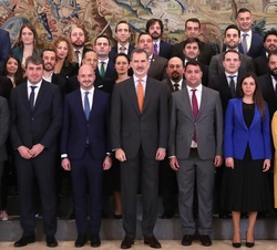Su Majestad el Rey junto a la Comisión Ejecutiva de la Confederación Española de Jóvenes Empresarios, con motivo de la nueva configuración de su Comit
