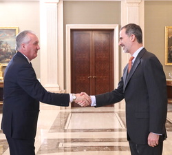 Su Majestad el Rey recibe el saludo del subsecretario de Agricultura, Pesca y Alimentación, Luis Álvarez-Ossorio Álvarez