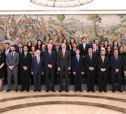 Fotografía de grupo de Su Majestad el Rey con los nuevos Ingenieros Agrónomos del Estado