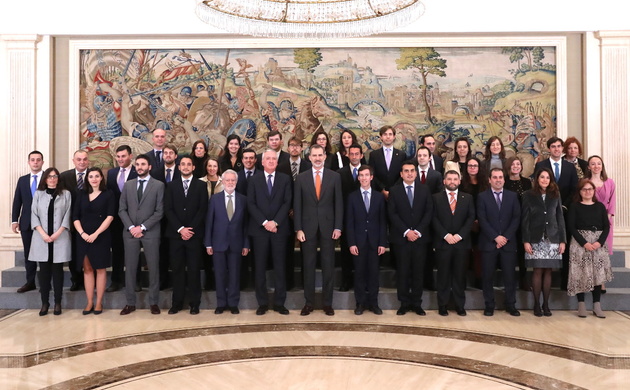 Fotografía de grupo de Su Majestad el Rey con los nuevos Ingenieros Agrónomos del Estado