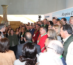 Sus Majesatdes los Reyes conversan con un grupo de empleados del Parque Nacional