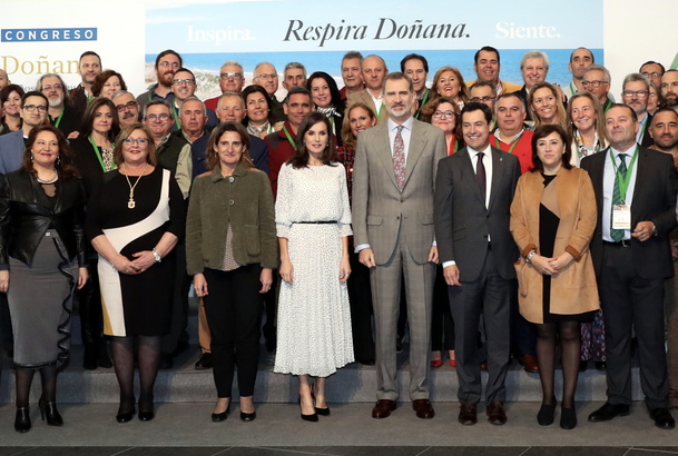 Fotografía de grupo de Sus Majesatdes los Reyes con las autoridades y empleados del Parque Nacional