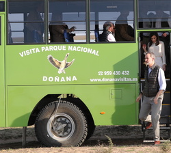 Sus Majestades los Reyes descienden del vehículo todoterreno colectivo en el que recorrieron el Parque