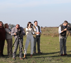 Sus Majestades los Reyes junto a las autoridades, en el observatorio de la zona de la Vera del Puntal