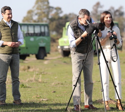 Sus Majestades los Reyes acompañados por el presidente de la Junta de Andalucía, en la zona de la Vera del Puntal observando la fauna del Parque