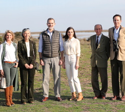 Sus Majestades los Reyes junto a miembros del Parque en el observatorio de la zona de la Vera del Puntal 