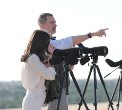 Sus Majestades los Reyes en la cima de la duna del Centro de los Ansares, observan la fauna de la zona
