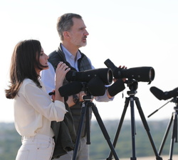 Sus Majestades los Reyes en la cima de la duna del Centro de los Ansares, observan la fauna de la zona
