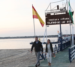 Sus Majestades los Reyes desembarcan en el muelle de Olaso procedentes del Parque de Doñana