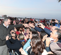 Su Majetad el Rey recibe el caluroso saludo de los vecinos de Sanlúcar de Barrameda