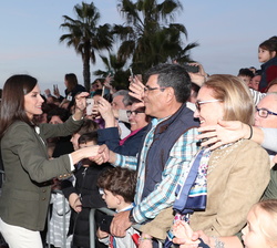 Su Majetad la Reina recibe el caluroso saludo de los vecinos de Sanlúcar de Barrameda