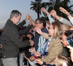 Su Majetad el Rey recibe el caluroso saludo de los vecinos de Sanlúcar de Barrameda