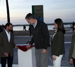 Don Felipe descubre una placa conmemorativa en presencia Doña Letizia, de la vicepresidenta cuarta del Gobierno y ministra de Transición Ecológica y R
