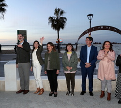 Sus Majestades los Reyes con las autoridades, tras descubrir una placa conmemoratica del V Centenario de la Primera Circunnavegación del Mundo de Maga