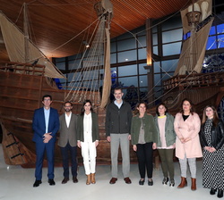 Sus Majestades los Reyes con las autoridades en el Centro de Visitantes “Fábrica de Hielo”, junto a una réplica a gran escala de la nao &#