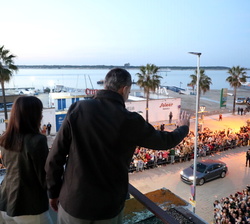 Sus Majestades los Reyes saludan a los vecinos de Sanlúcar de Barrameda desde el Centro de Visitantes “Fábrica de Hielo”