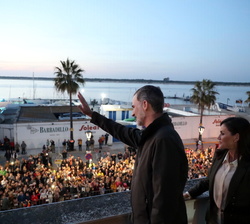 Sus Majestades los Reyes saludan a los vecinos de Sanlúcar de Barrameda desde el Centro de Visitantes “Fábrica de Hielo”