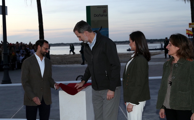 Don Felipe descubre una placa conmemorativa en presencia Doña Letizia, de la vicepresidenta cuarta del Gobierno y ministra de Transición Ecológica y R