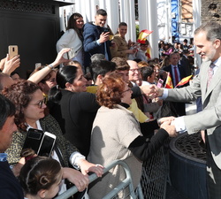 Su Majestad el Rey recibe un caluroso saludo de los almonteños a su llegada a la Parroquia de Nuestra Señora de la Asunción