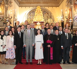 Fotografia de grupo de Sus Majestades los Reyes con los miembros de la Hermandad Matriz 